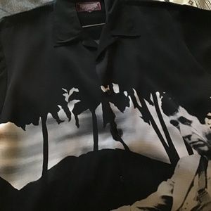 1 dragonfly.  Shirt size large Scar face on it black